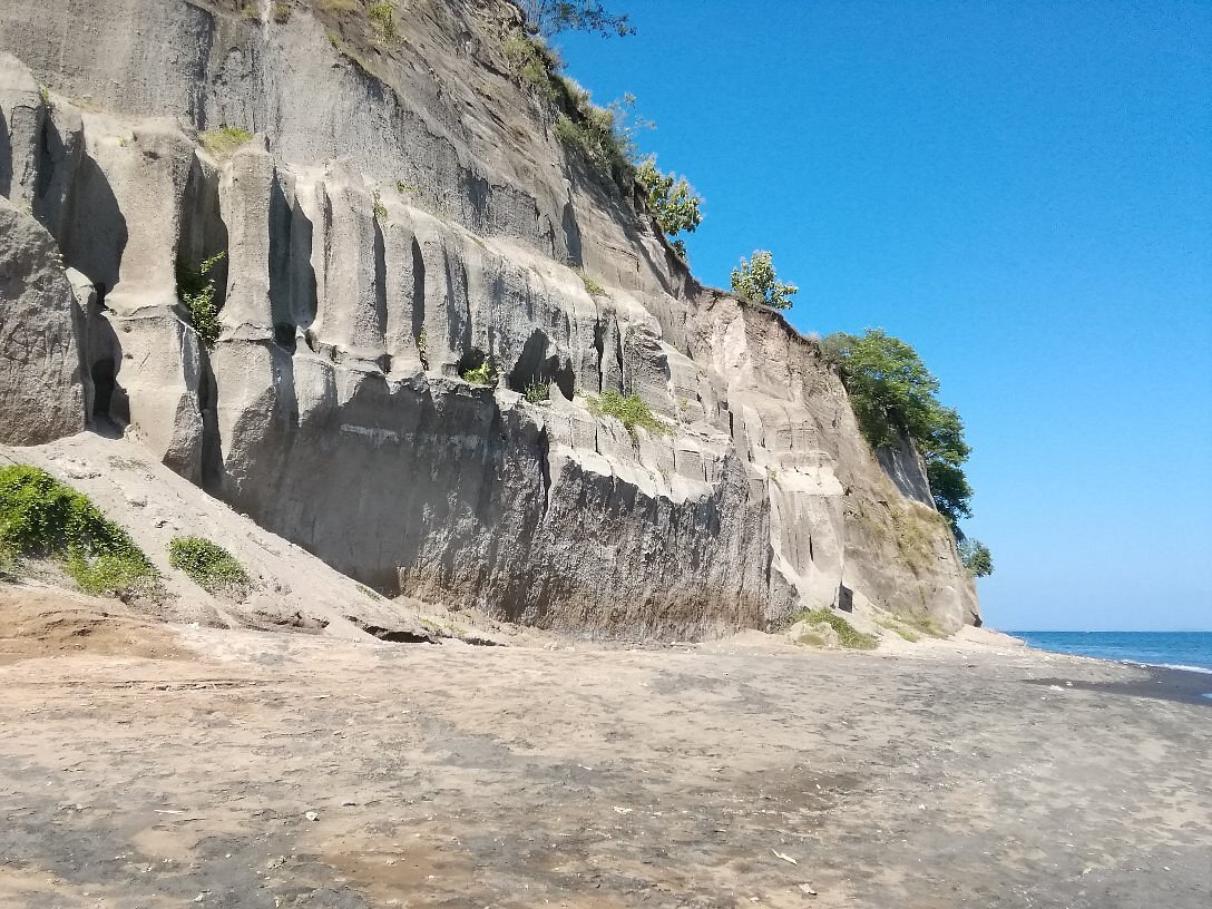Pantai Tebing KLU